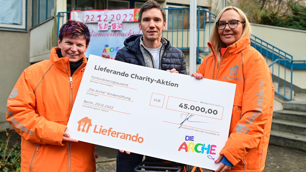 Lieferando-Geschäftsführerin Katharina Hauke, Arche-Sprecher Paul Höltge und Natascha Ochsenknecht.