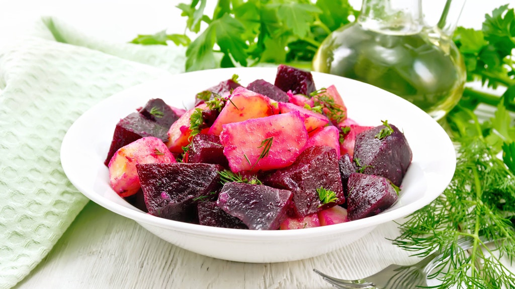 Der rote Kartoffelsalat bringt Farbe auf den Tisch.