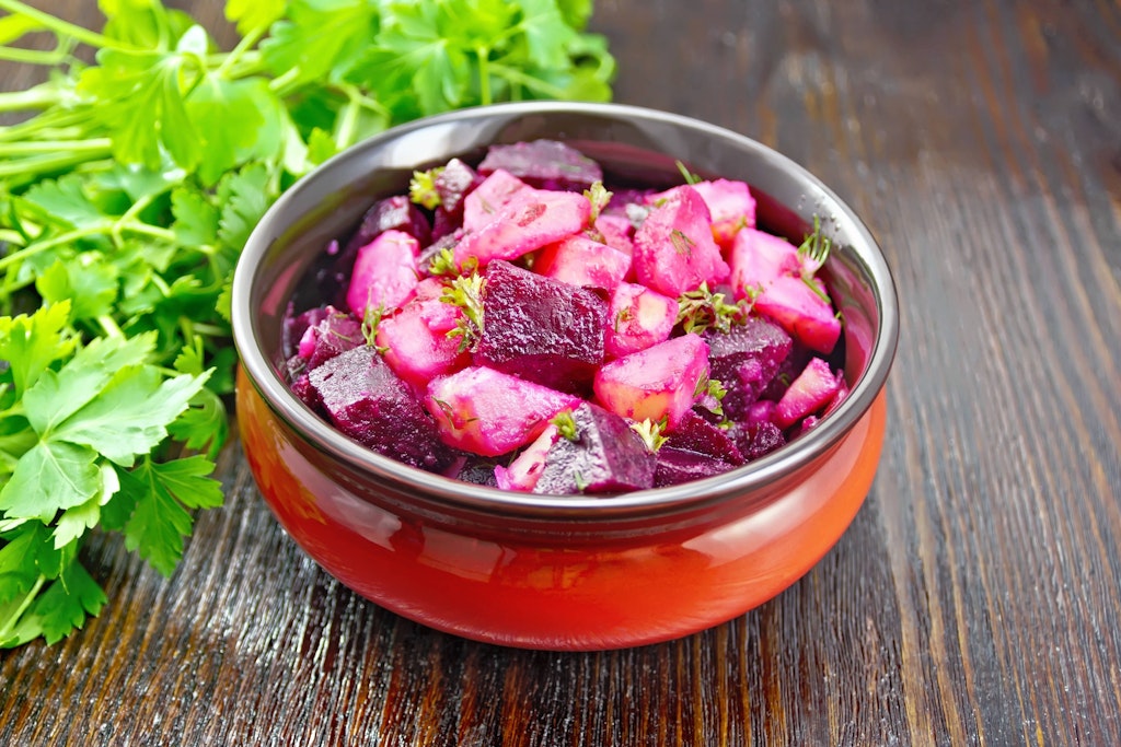 Der Kartoffelsalat mit Roter Bete mach nicht nur optisch was her.