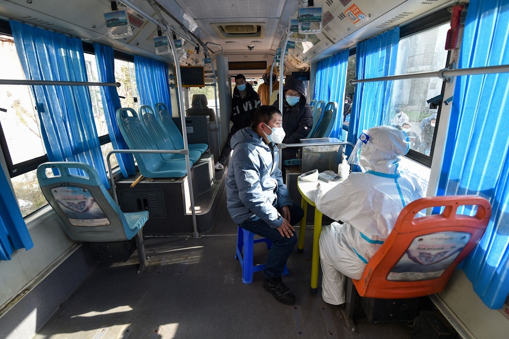 In Nanjing wurde flugs ein Bus in eine Arztpraxis umfunktioniert, die Zahl der Kranken schießt in die Höhe.