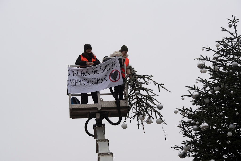 Zwei Aktivisten der„ Letzten Generation“ haben einem Weihnachtsbaum vorm Brandenburger Tor die Spitze abgesägt.