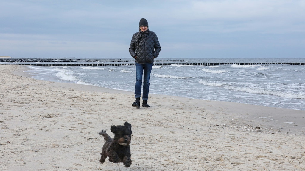 So schön kann Weihnachten auch sein: Dieter „Maschine“ Birr tobt am Ostsee-Strand mit seinem Hund Chily.