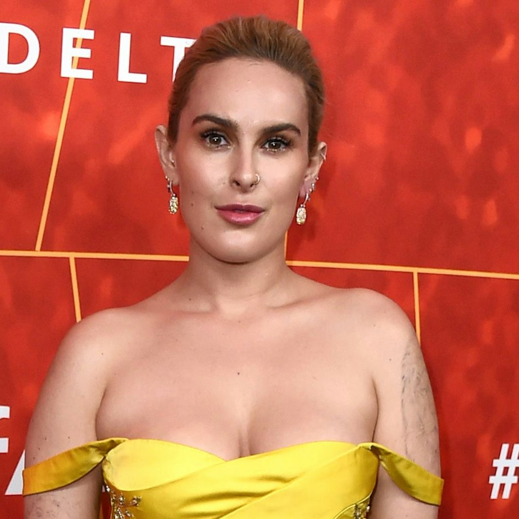 Die US-amerikanische Schauspielerin Rumer Willis erwartet mit ihrem Freund Derek Richard Thomas das erste Kind. 