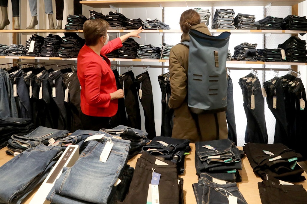 Auch der Handel nutzte die Gunst der Stunde und erhöhte Preise stärker als durch die Inflation nötig. 