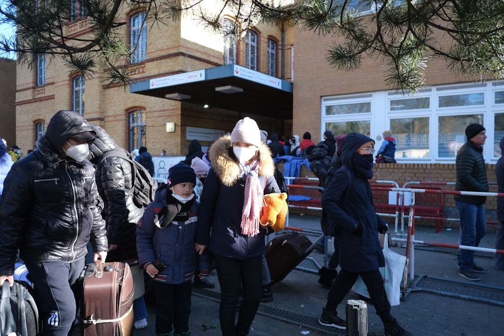 Im Ankunftszentrum in Reinickendorf spitzt sich die Lage zu, immer mehr Flüchtlinge können nicht schnell genug registriert werden. 