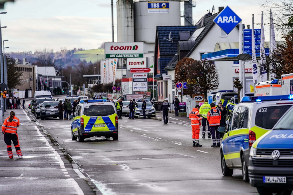Einsatzkräfte nach einer tödlichen Gewalttat in Schorndorf.
