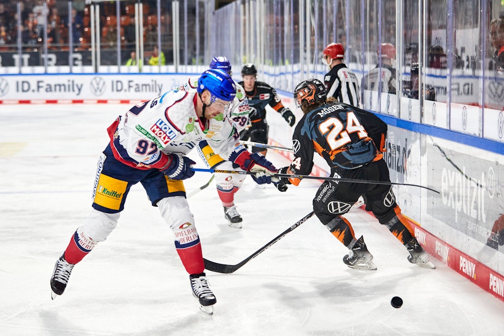 Eisbär Marcel Noebels am Puck, Janik Moeser von den Grizzlys Wolfsburg vorbei. Die Eisbären haben bei den Grizzlys 0:5 verloren. 