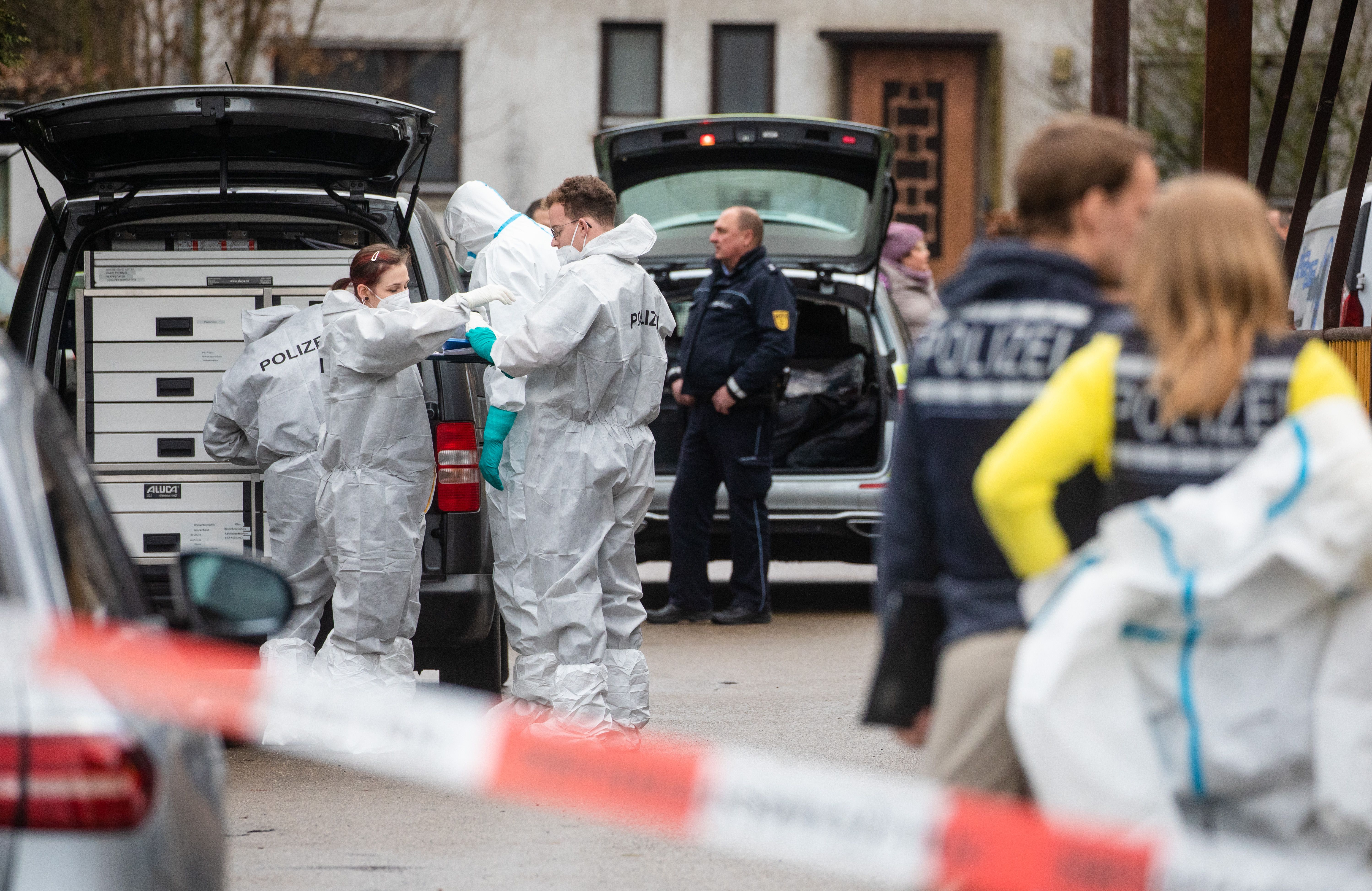 Zwei Tote Und Ein Schwerverletzter Entdeckt – Großeinsatz Der Polizei