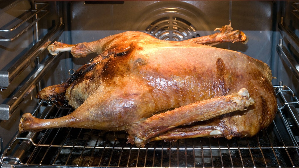 4,5 Stunden bleibt die Gans im Rohr.