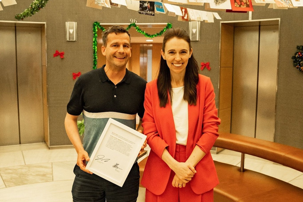 Oppositionspolitiker David Seymour und Neuseelands Premierministerin Jacinda Ardern posieren mit einem unterzeichneten Ausdruck des Protokolls, in dem Ardern Seymour beleidigt.