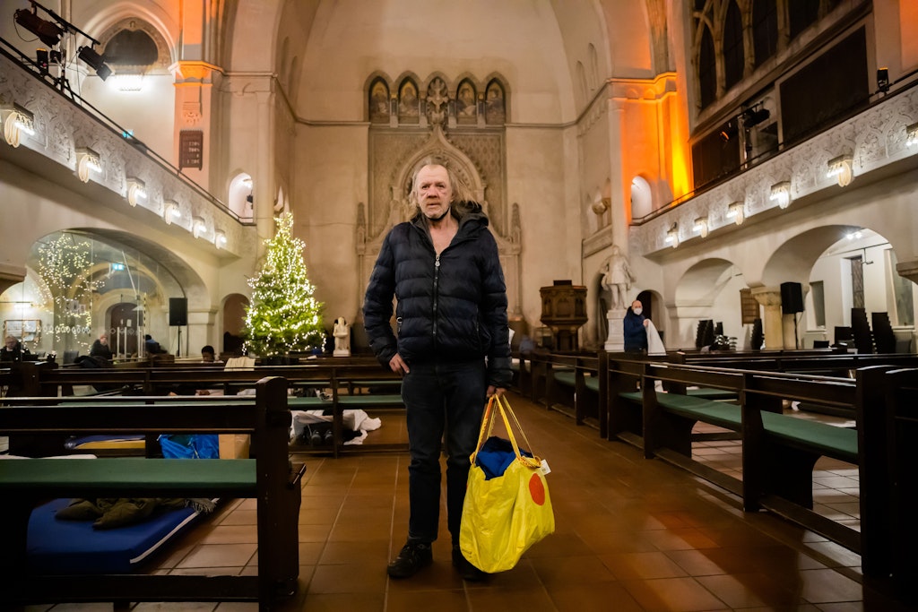 Henryk Budziarek steht nach seiner ersten Übernachtung in der Zwingli-Kirche. 