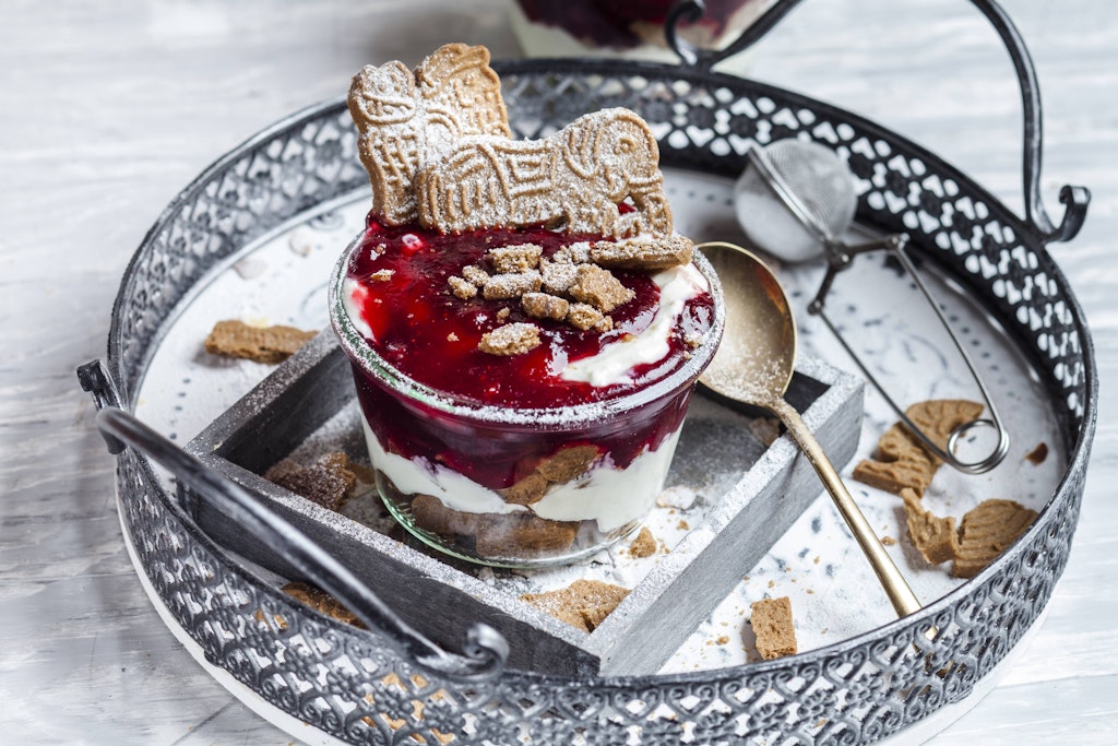 Ein feines, weihnachtliches Schichtdessert mit Spekulatius ist ideal für das Menü an den Festtagen.