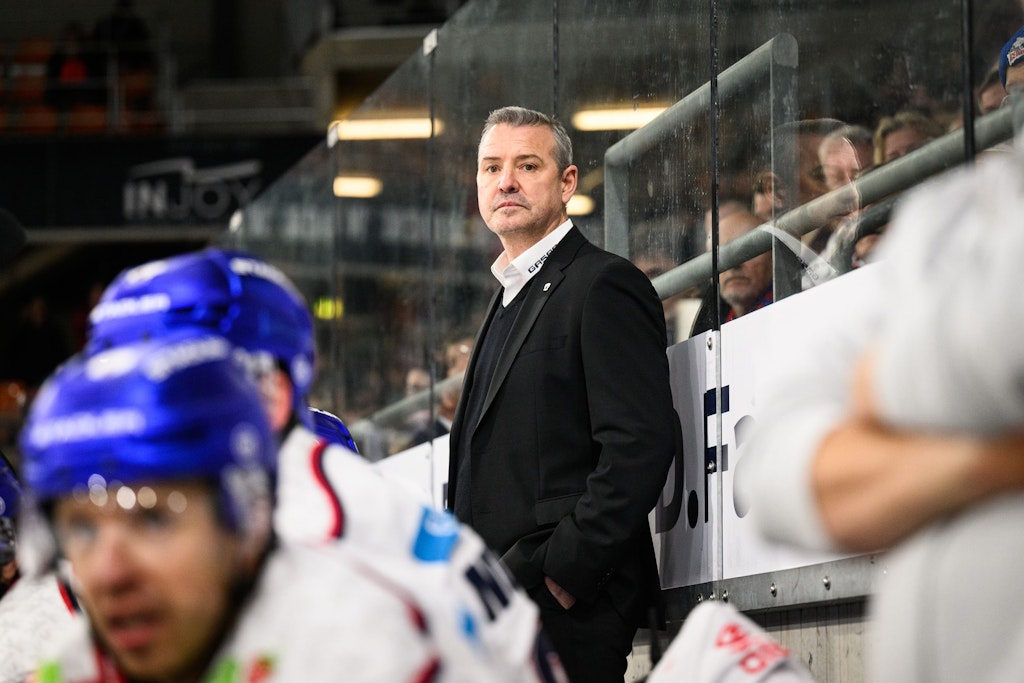 Trainer Serge Aubin ist ziemlich mitgenommen von dem, was er von seinen Eisbären sehen muss.