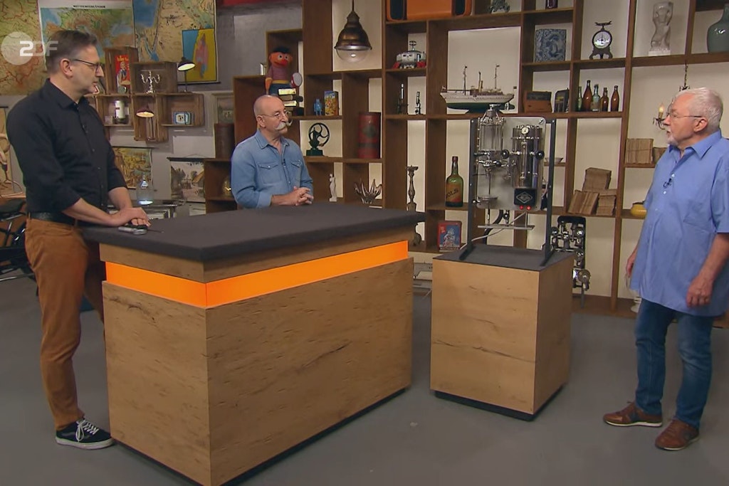 Manfred Schaller (r.) präsentiert sein Schmuckstück – eine restaurierte Kaffeemaschine.
