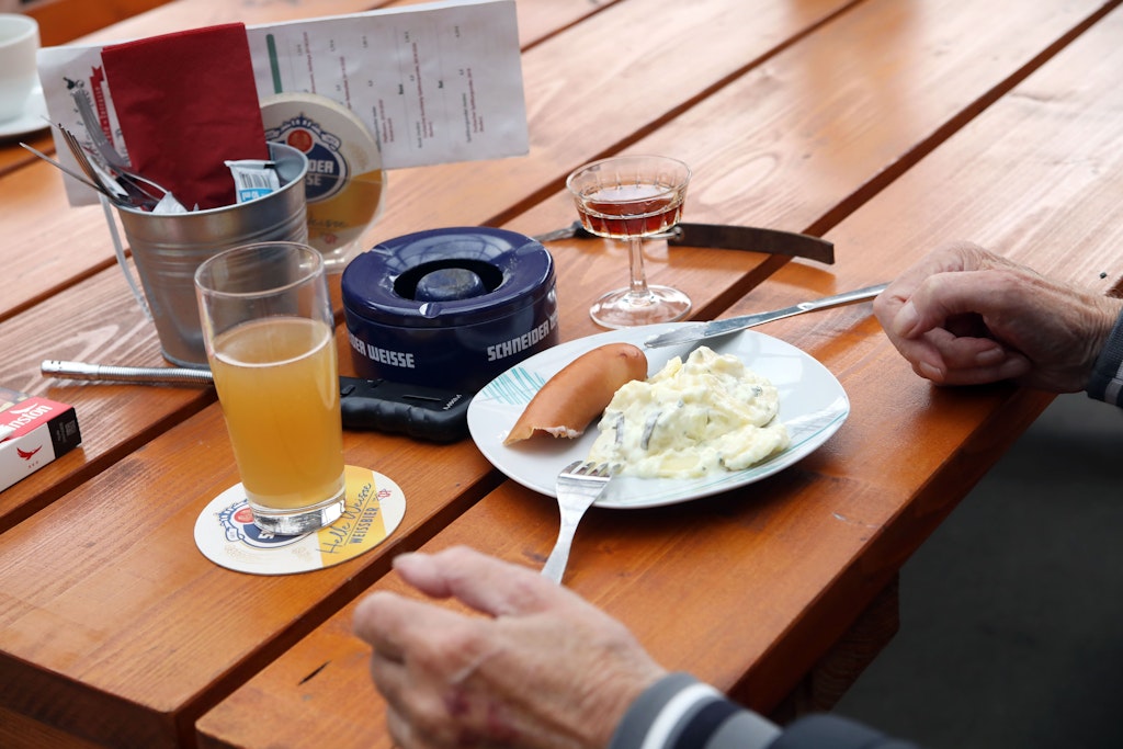 Kartoffelsalat und Bockwurst oder Wiener Würstchen. Ein Klassiker an Heiligabend. 