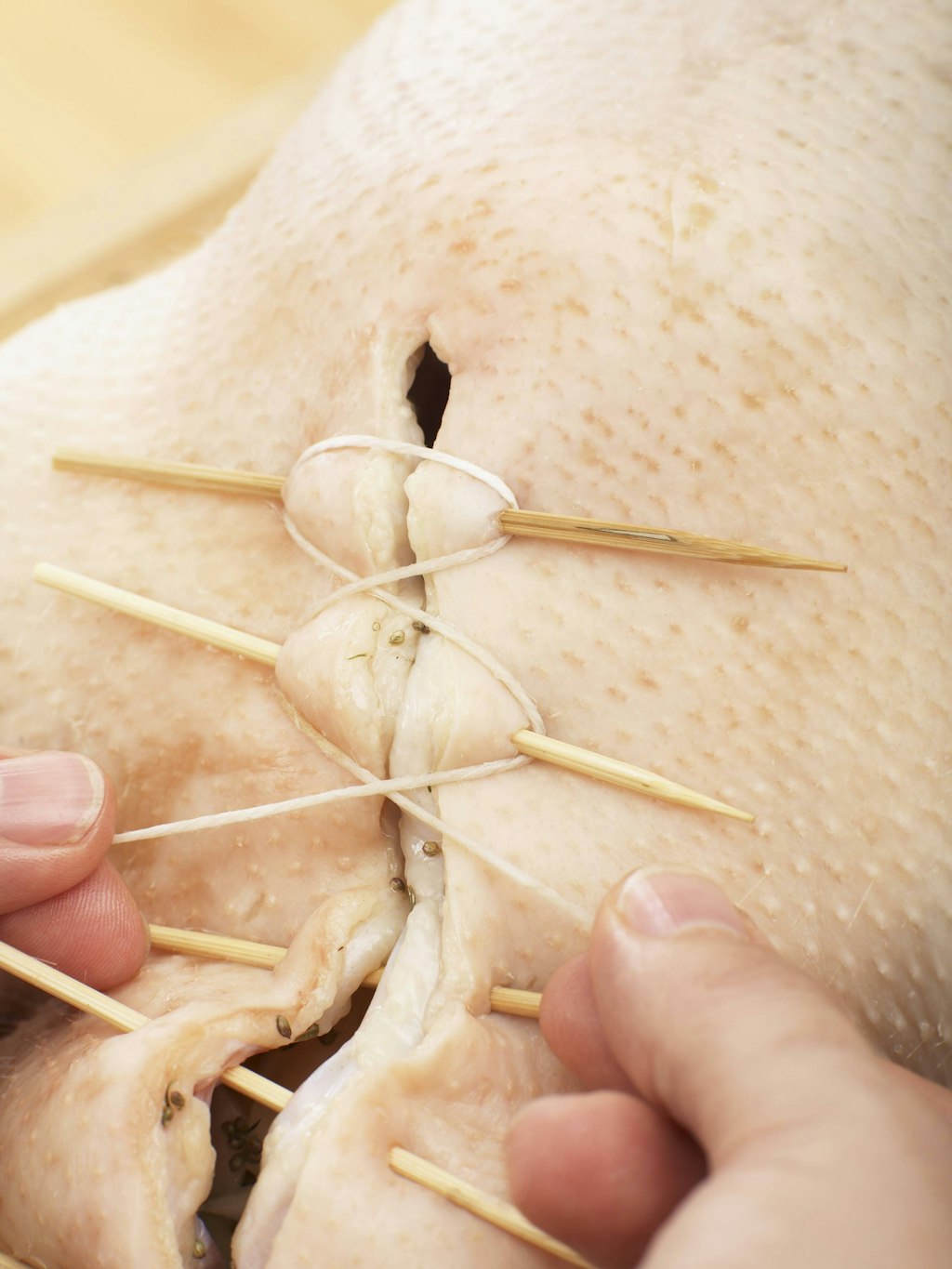 Die Gans mit Zahnstochern schließen.