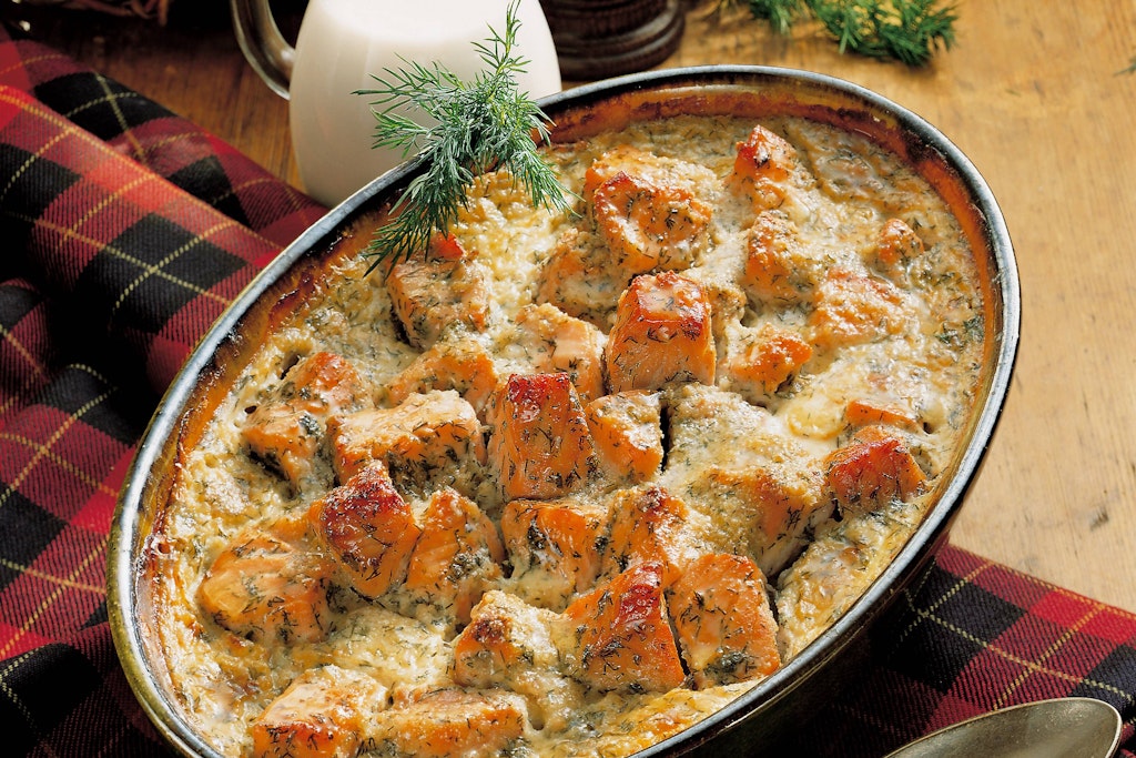 Frisch aus dem Ofen schmeckt der Lachsauflauf herrlich cremig und köstlich. 