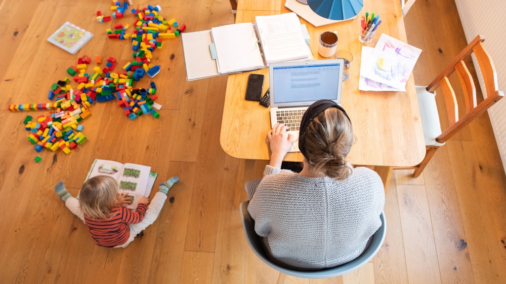 Arbeiten und gleichzeitig Kinder betreuen: Vor allem Frauen sind durch die Corona-Strapazen am Rande der Belastbarkeit. Immer mehr Menschen werden wegen psychischer Leiden krankgeschrieben.