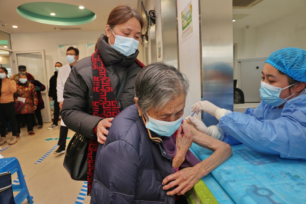 Eine Krankenschwester verabreicht einer alten Frau in einem kommunalen Gesundheitszentrum in Nantong in der ostchinesischen Provinz Jiangsu eine Corona-Impfung. Fast drei Jahre nach seiner ersten Entdeckung in China breitet sich das Coronavirus nun in dem riesigen Land aus. 