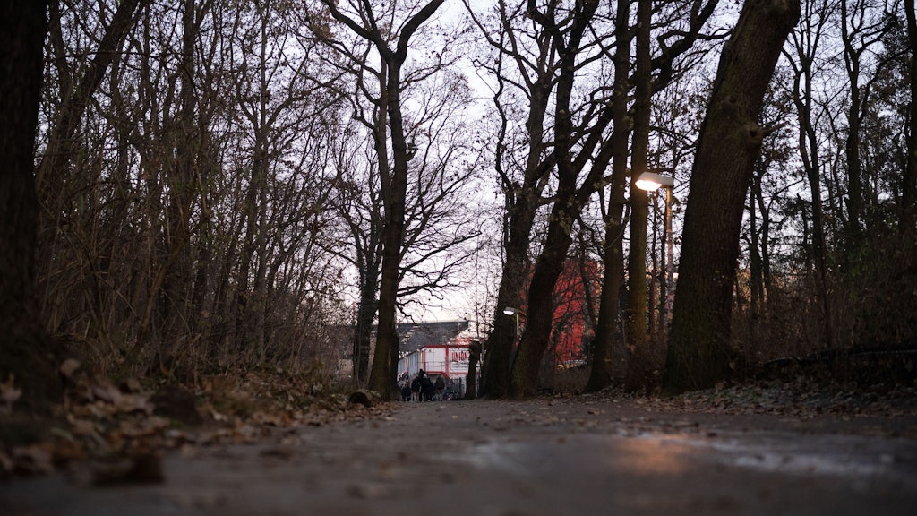 Durch die blätterlosen Bäume schimmert die Alte Försterei in neuem Glanz. Der Weg dorthin ist immer noch der alte.