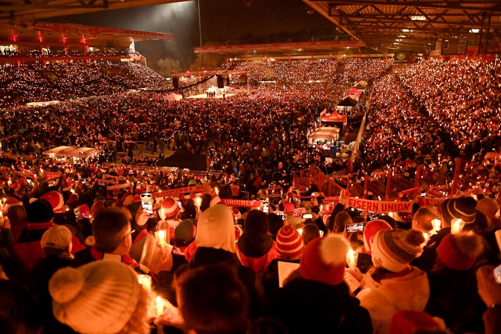 Nach zwei Jahren Corona-Pause war es endlich wieder so weit. Die Unioner versammelten Freitagabend zum legendären Weihnachtssingen.