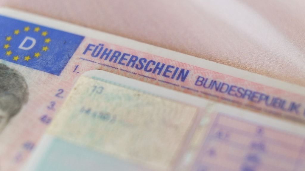 Führerscheine soll es künftig nur noch im Scheckkarten-Format geben.