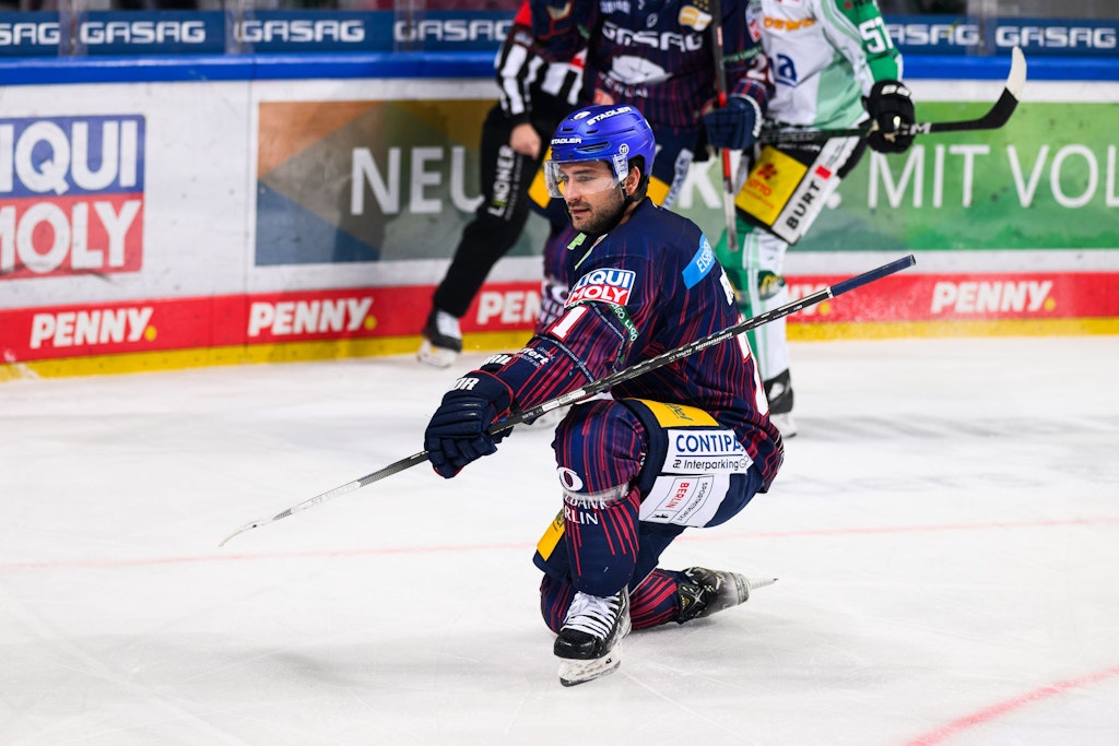 Eisbär Giovanni Fiore feiert sein Tor zum 1:0 gegen SC Bietigheim Steelers.
