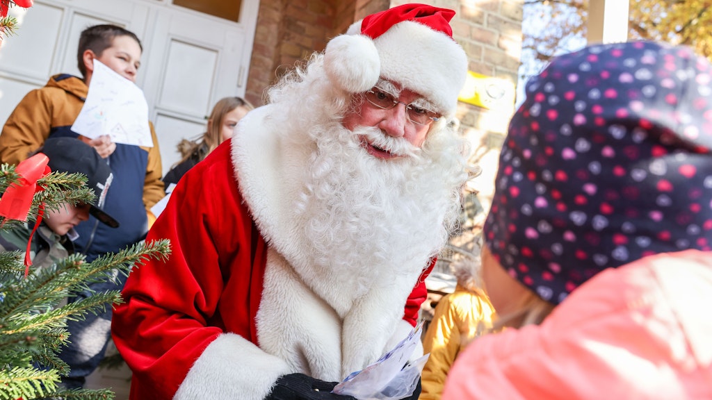 Der Weihnachtsmann begrüßt Kinder beim Start der Weihnachtsschreibaktion in Himmelpfort in der Weihnachtspostfiliale. 