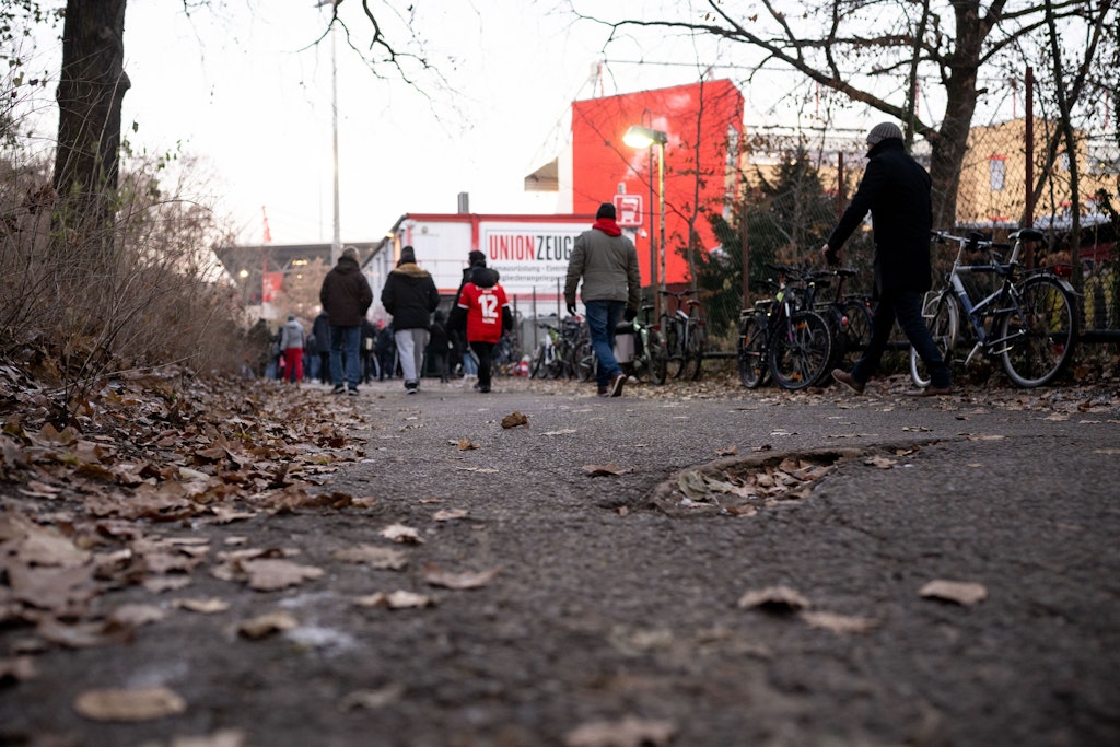 Dieser Trampelpfad führt die Fans des 1. FC Union seit Anbeginn der Fußballzeit in die Försterei.
