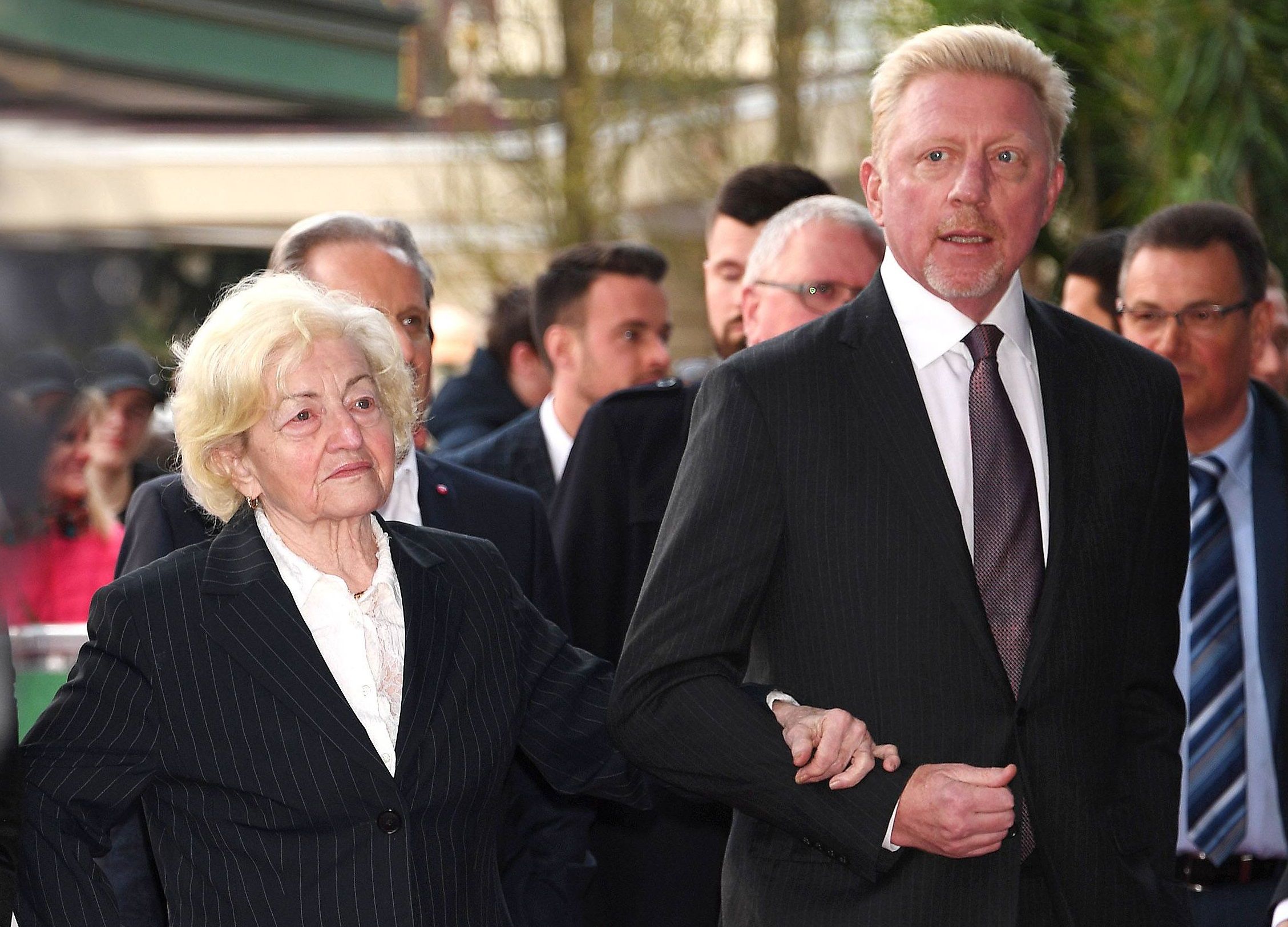 Kurz Vor Weihnachten: Boris Becker Besucht Seine Mama (87) – Und Hat ...