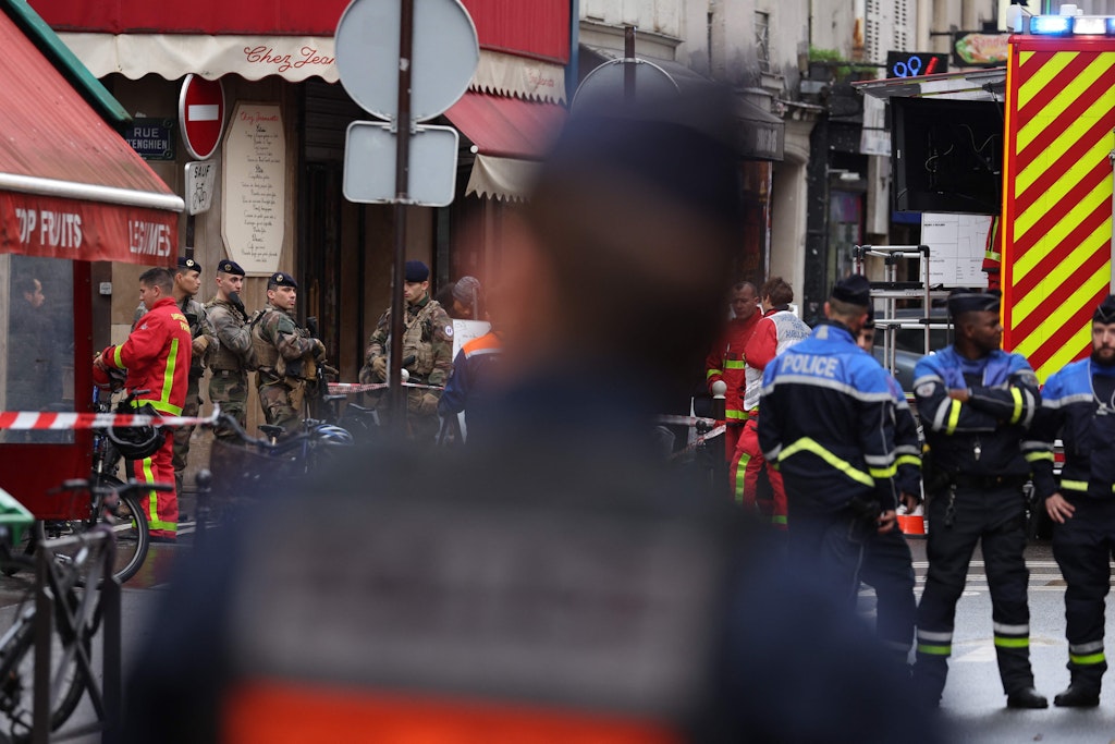 Einsatzkräfte am Tatort in Paris.