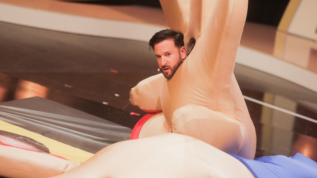 Michael Wendler als lebende Handpuppe in der Show „Pocher vs. Wendler – Schluss mit lustig!“