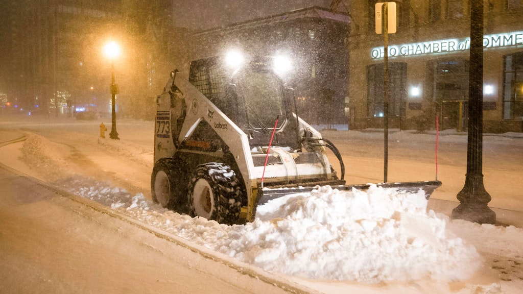 Ein Schneeschieber versucht, im Schneesturm in Columbus / Ohio die Bürgersteige frei zu kriegen.