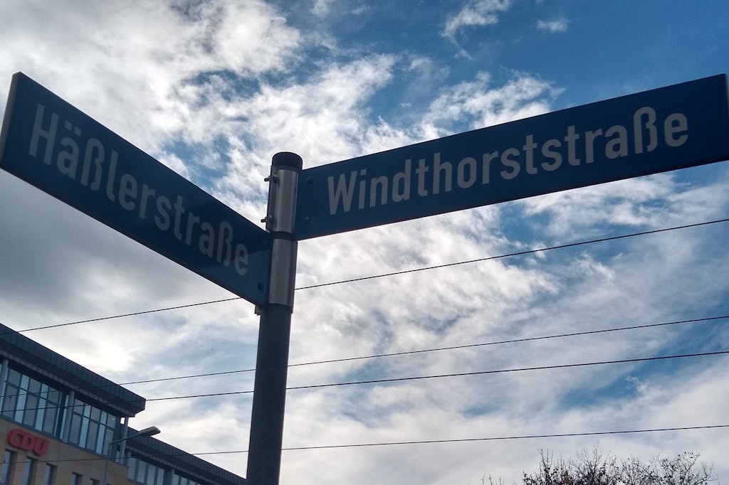 Diese Straßenecke könnte auch in Westend sein. Gefunden wurde sie in Erfurt.
