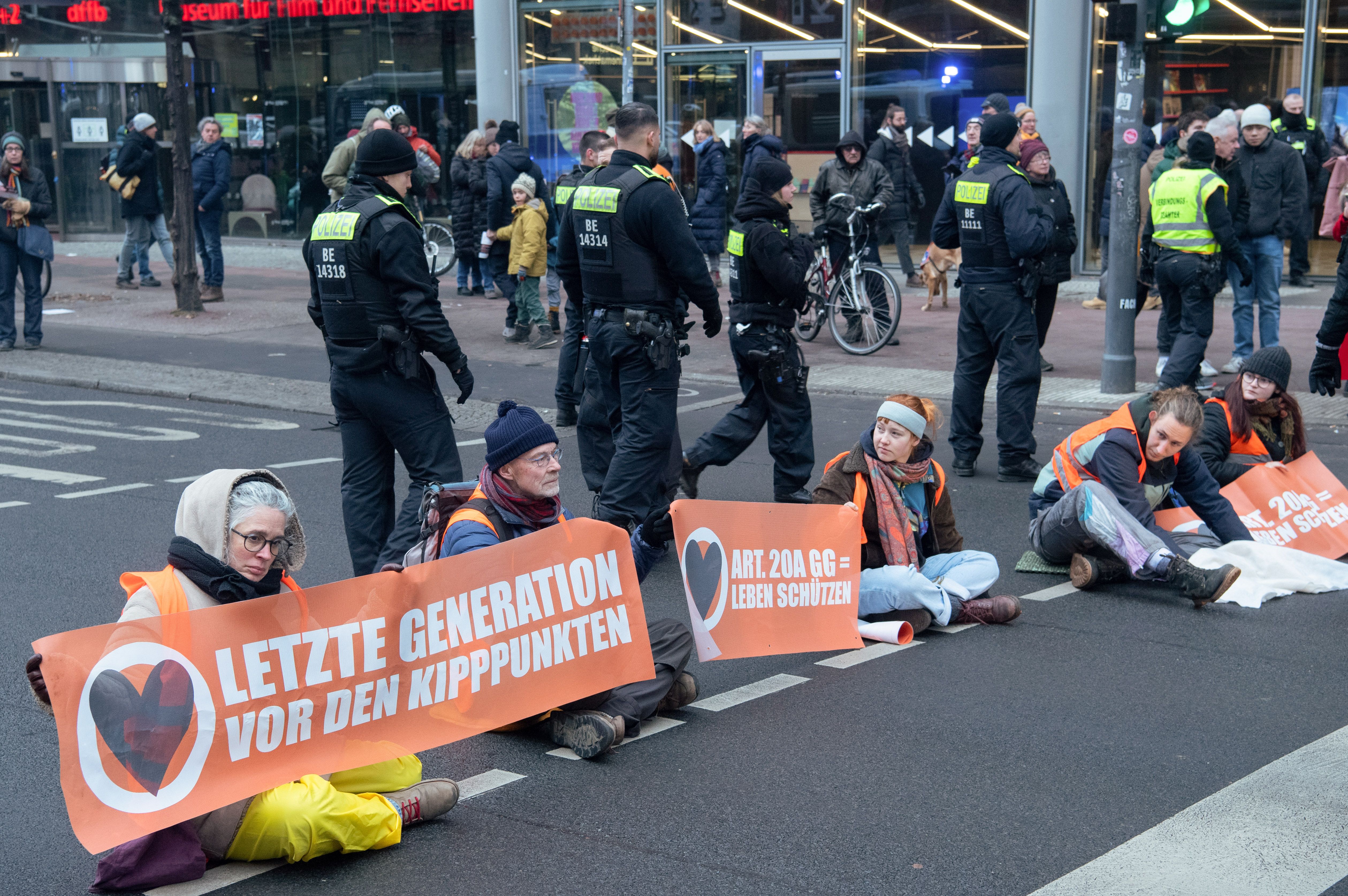 Berliner Polizeipräsidentin: 2200 Anzeigen Und 600 Bußgeldbescheide ...