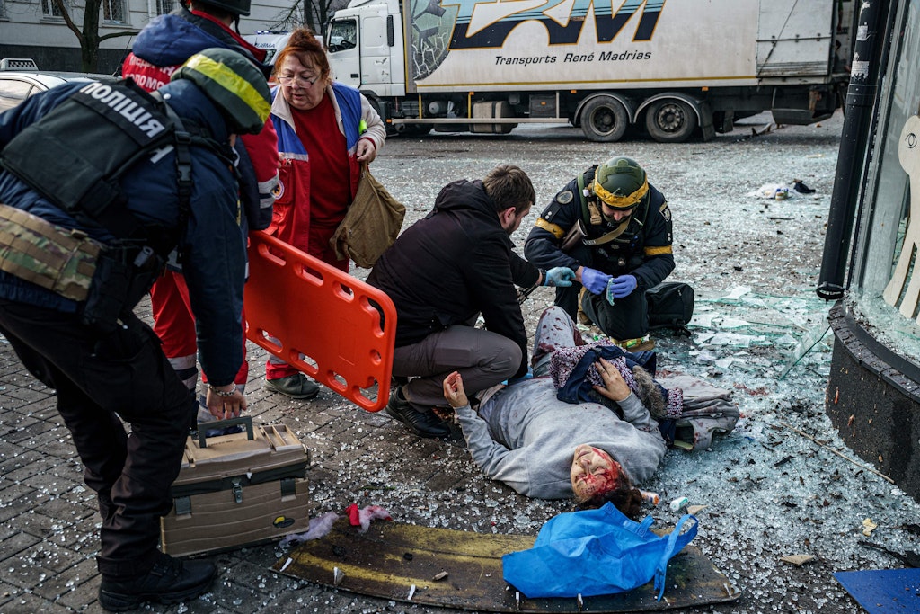 Einsatzkräfte kümmern sich um einen der Verletzten in Cherson.