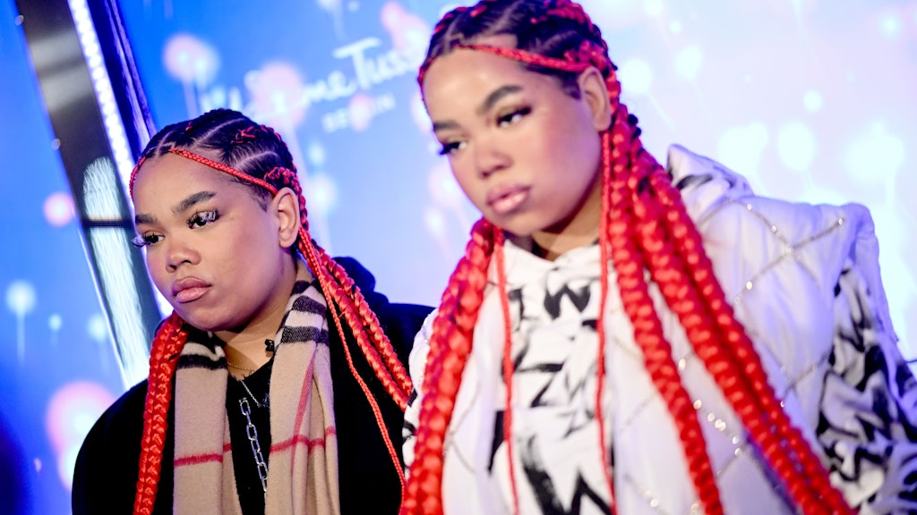Zoe Wees (l.) steht neben ihrer eigenen Figur im Wachsfigurenkabinett Madame Tussauds Berlin.