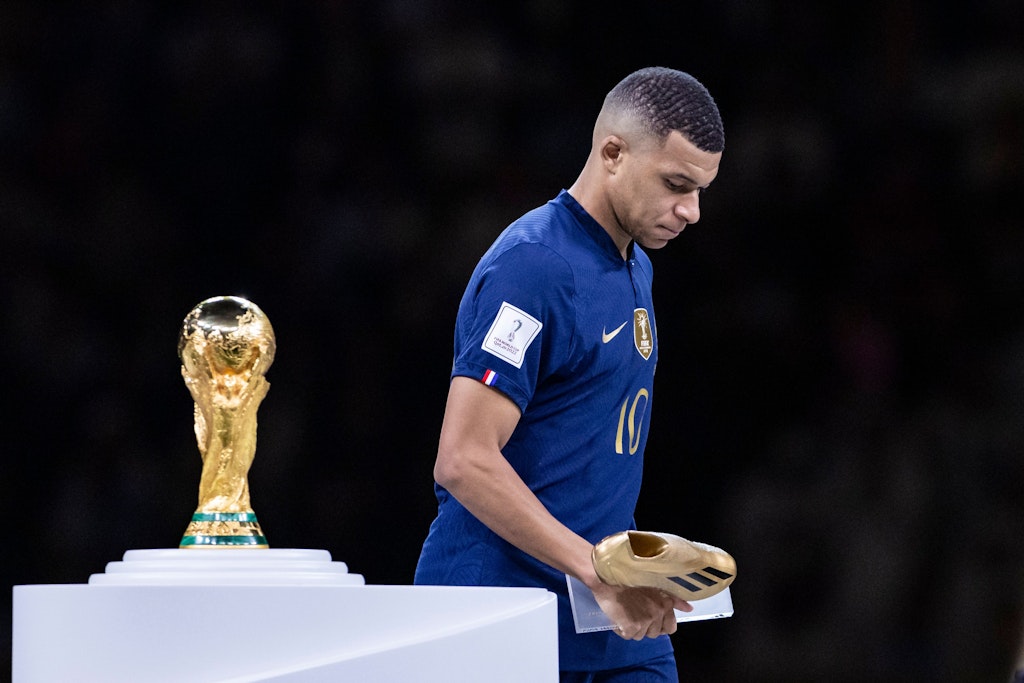 Nach dem verlorenen Finale: Frankreichs Kylian Mbappé läuft am WM-Pokal vorbei. 