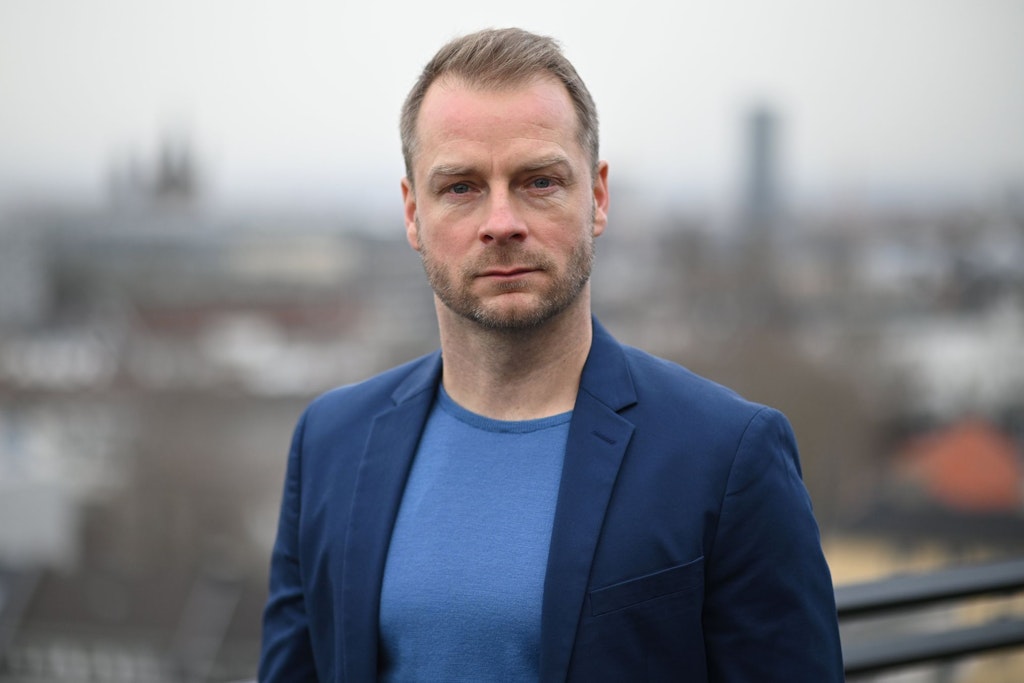 Der Schauspieler Hinnerk Schönemann heizt mit Holz aus seinem eigenen Wald. Zu dieser Heizoption hat Meteorologe Jörg Kachelmann eine klare Meinung.