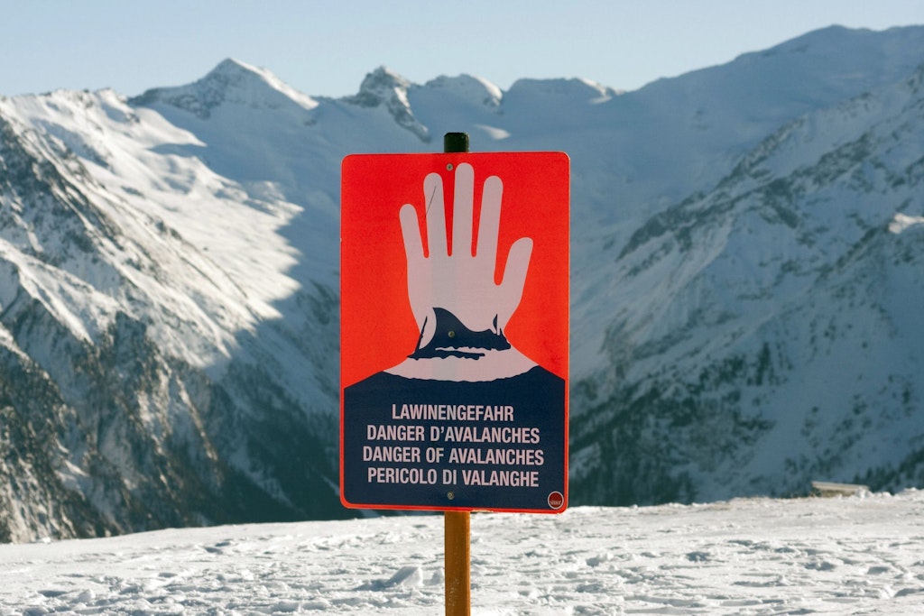 Bei dem Lawinenabgang in Österreich sind am Sonntagnachmittag zehn Wintersportler verschüttet worden.