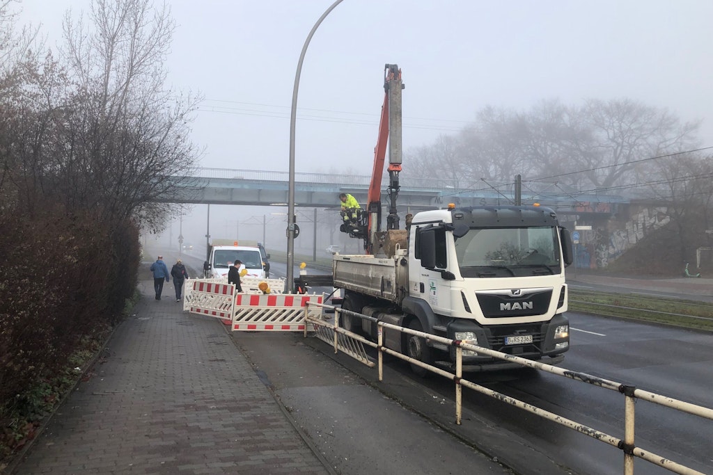 Am gebrochenen Wasserrohr wird gearbeitet. Unklar ist, wann wieder was fließt.