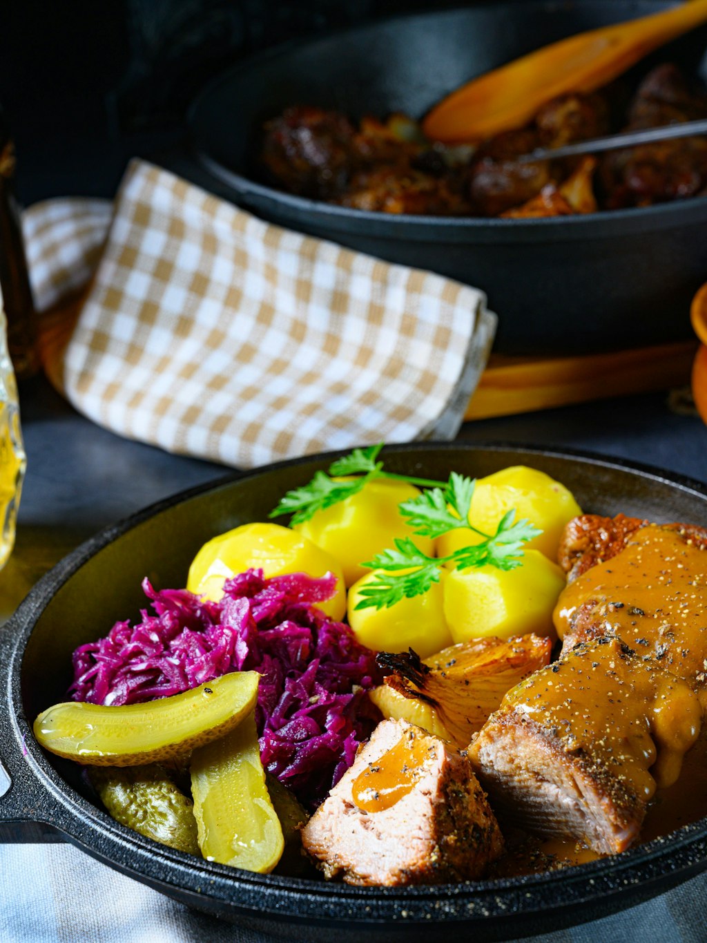 Was tun, wenn nach dem Festessen Beilagen übrig bleiben? Dieses Rezept für Rotkohl-Kartoffel-Suppe ist genial, um Reste zu verwerten.