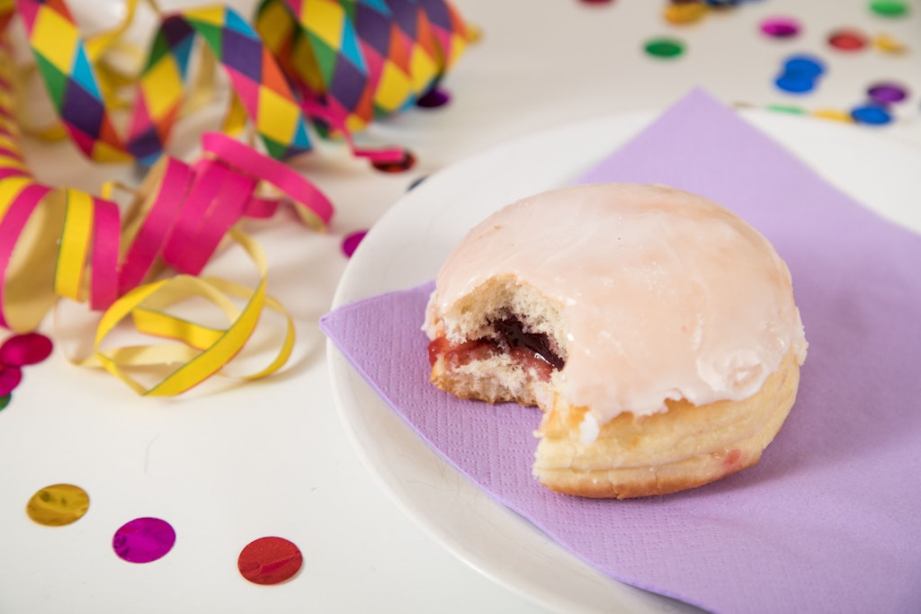 Traditionell kommt Silvester auch ein Berliner Pfannkuchen auf den Tisch.
