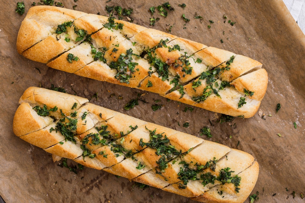 Leckeres Baguette mit Kräuterbutter aus dem Ofen ist ein Klassiker - und superleicht herzustellen!