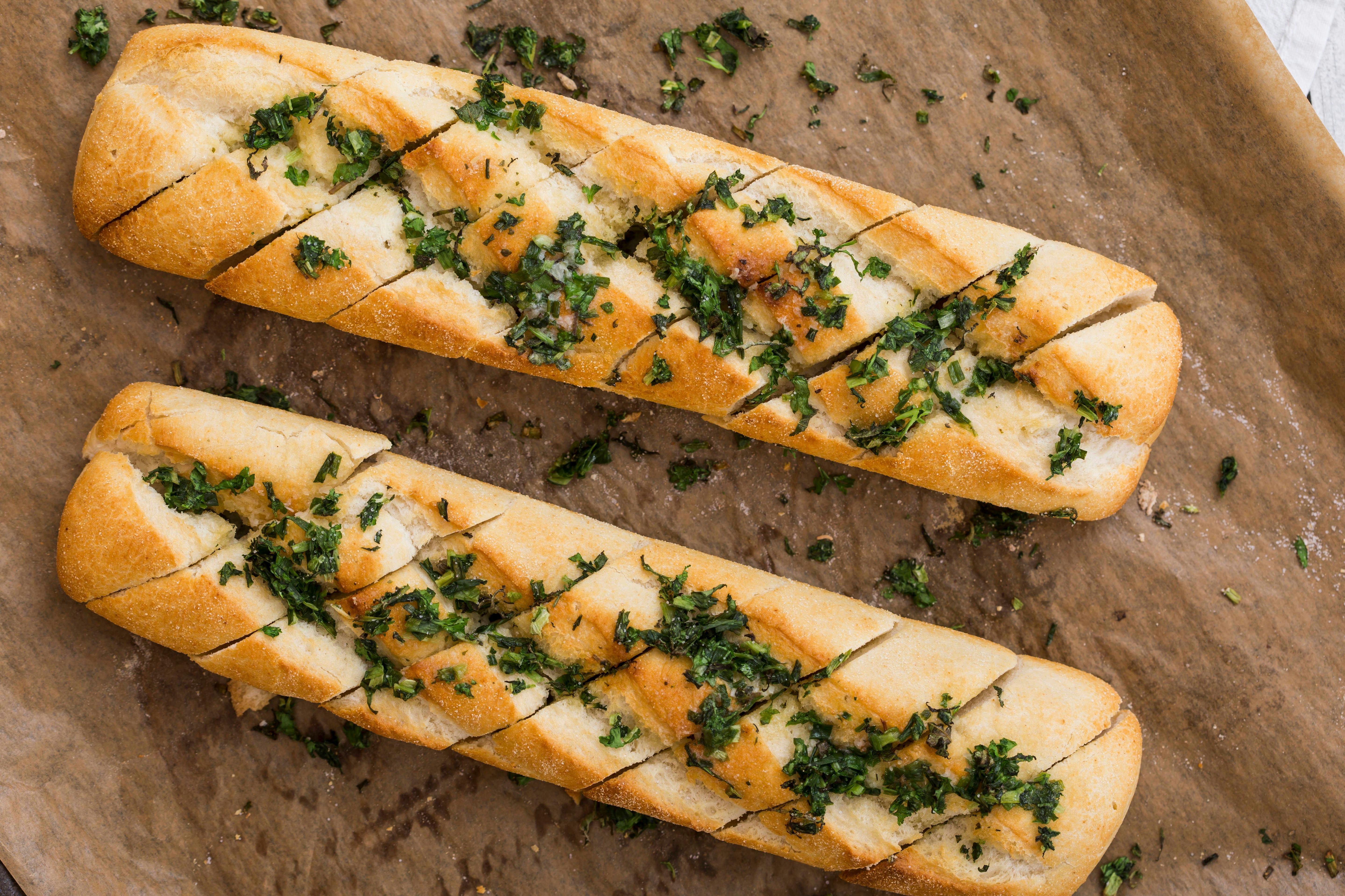 Leckeres Blitz-Rezept: Kräuterbutter-Baguette selber machen! In wenigen ...