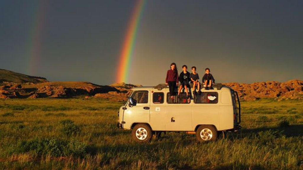 Die Familie in der Mongolei. Der Trip um die Welt hat auch die Bindung zwischen Eltern und Kindern gestärkt, sagt Edith Lemay.