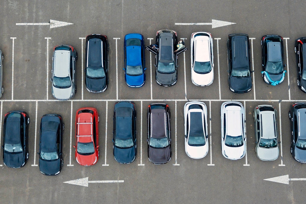 Draht an der Autotür: Die Masche wird dort genutzt, wo Autos parken.