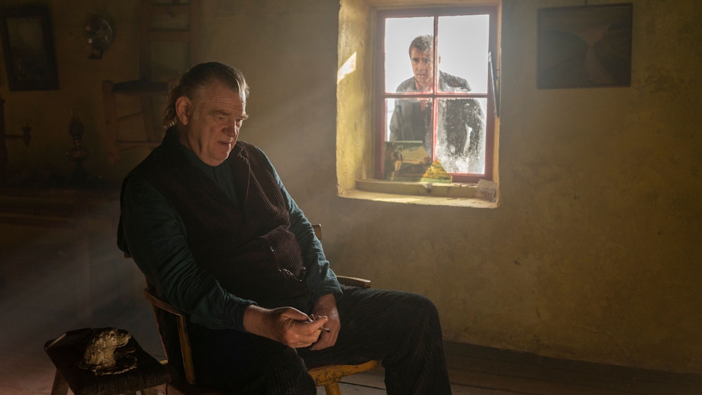 Brendan Gleeson (l.) als Colm Doherty und Colin Farrell als Padraic Suilleabhain in einer Szene des Films „The Banshees Of Inisherin“.