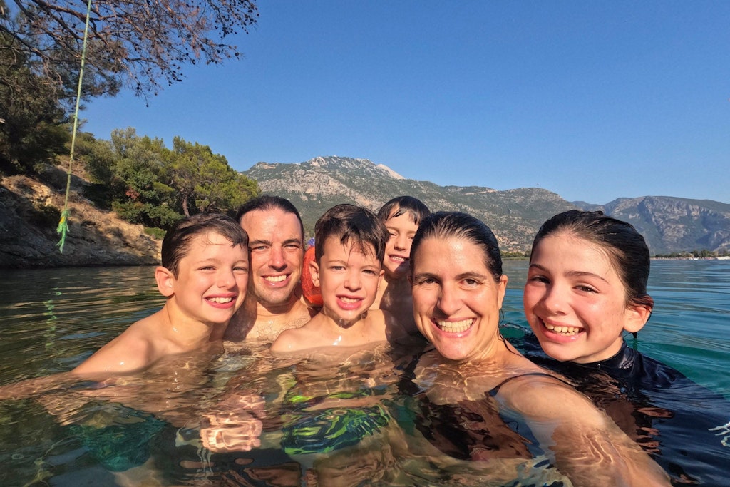 Edith Lemay mit ihrem Mann Sebastien Pelletier und den Kindern Mia (11), Colin (7), Laurent (5) und Leo (9) in Ölüdeniz in der Türkei.