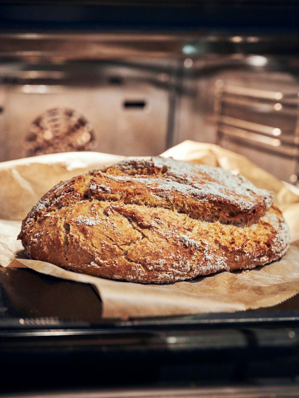 Im Ofen backt das Krustenbrot nach diesem Rezept für etwa 40 Minuten, bis es goldbraun ist.